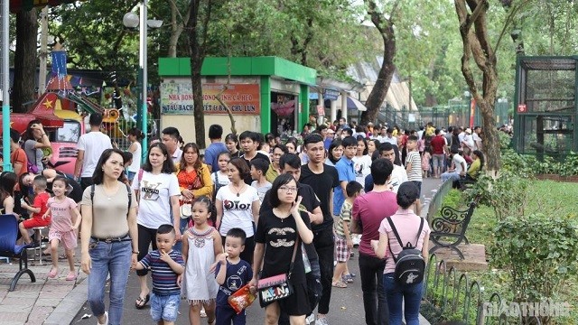 Khác hẳn với không khí vắng vẻ của giao thông Hà Nội trong những ngày nghỉ lễ, tại công viên Thủ Lệ luôn trong tình trạng đông đúc thậm chí là quá tải do lượng khách tăng cao. 