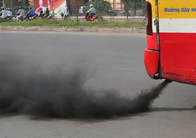 Xe buýt xả khói đen trên đường phố Hà Nội. Ảnh: Khánh Chi.