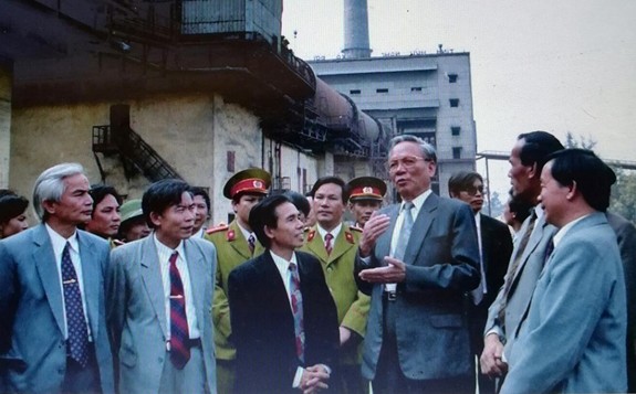 Chủ tịch nước Lê Đức Anh trò chuyện với cán bộ, công nhân Nhà máy Xi măng Bỉm Sơn, Thanh Hóa, tháng 12-1994. Ảnh tư liệu