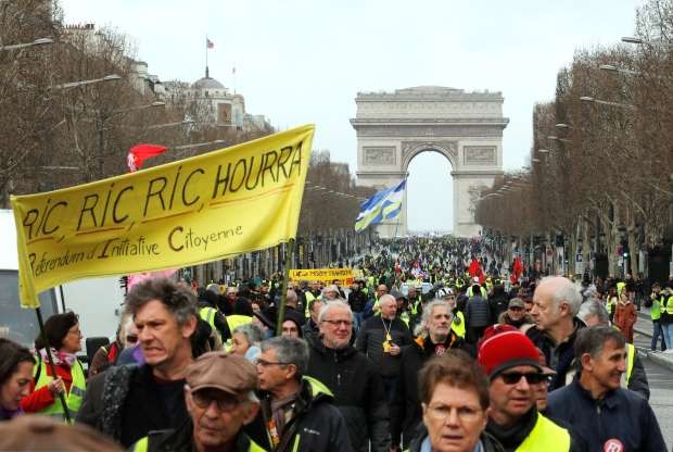 Những người “áo vàng” tiếp tục biểu tình vào Ngày quốc tế Lao động