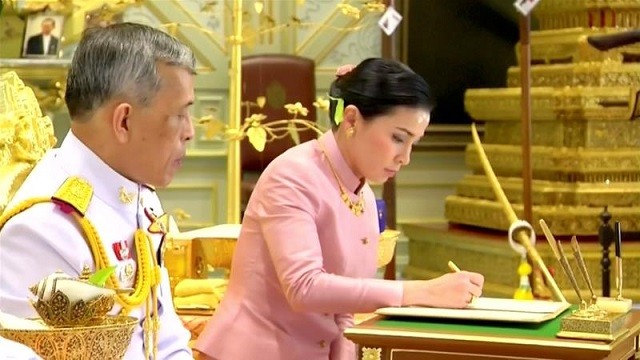 Quốc vương Thái Lan Maha Vajirusongkorn đã kết hôn với Nữ tướng Suthida Vajirusongkorn