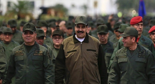 TT Maduro (giữa) và quân đội Venezuela