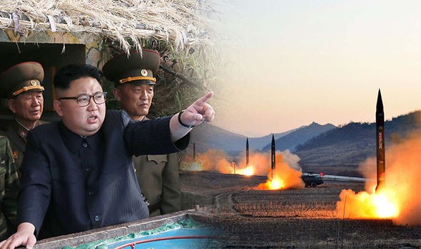 Chủ tịch Triều Tiên Kim Jong-un và các quan chức quân đội