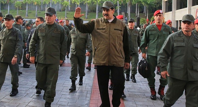 TT Maduro cùng với Bộ trưởng Quốc phòng Venezuela và các tướng lĩnh quân đội