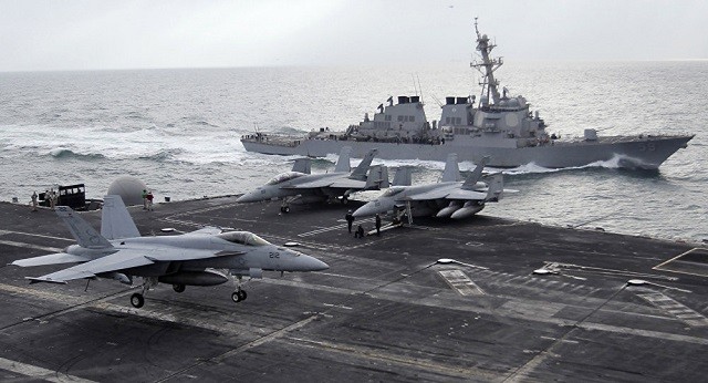 Mẫu hạm và tàu khu trục Mỹ tại một cuộc tập trận trên vịnh Ba Tư năm 2012
