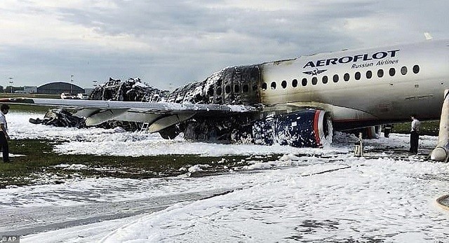 Máy bay Sukhoi Superjet sau khi đã được dập lửa