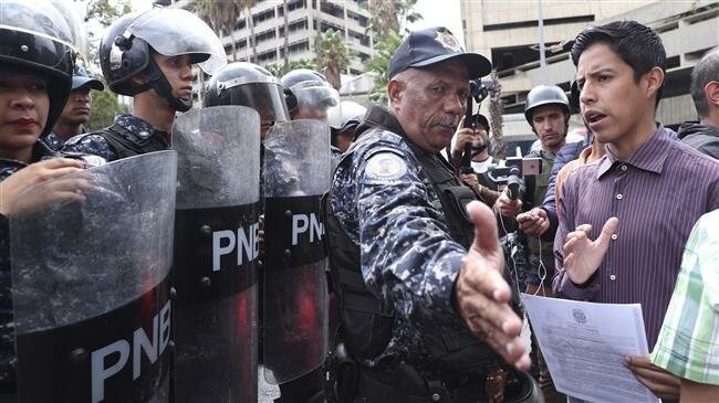 Cảnh sát chặn người biểu tình bên ngoài một căn cứ không quân ở Caracas.