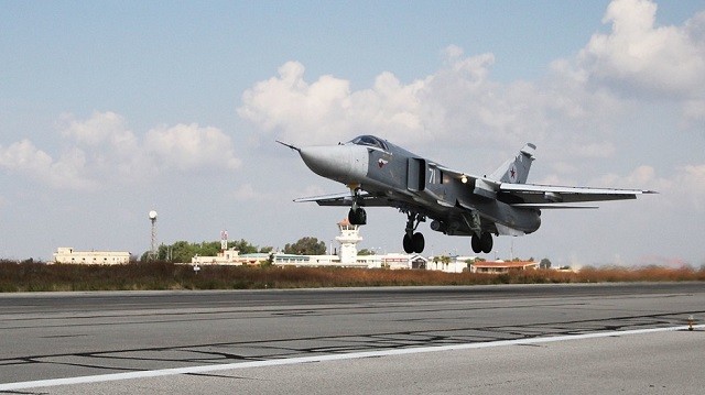 Chiến đấu cơ Su-24 cất cánh từ căn cứ Hmeimim, Syria.