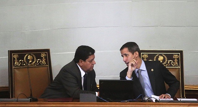 TT tự xưng Venezuela Juan Guaido (phải) và Phó Chủ tịch Quốc hội Edgar Jose Zambrano