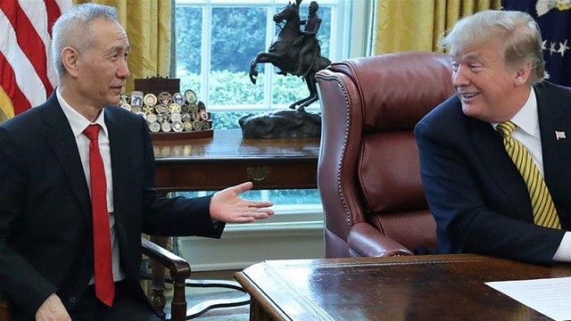 Phó Thủ tướng Trung Quốc Lưu Hà và TT Donald Trump.