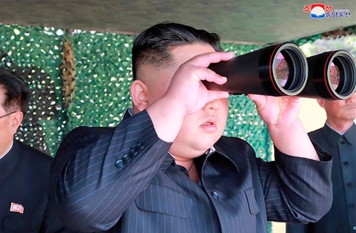 Chủ tịch Triều Tiên Kim Jong-un theo dõi một vụ phóng tên lửa.