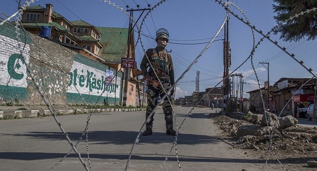 Binh sĩ Ấn Độ đứng gác ở khu vực Kashmir do Ấn Độ kiểm soát