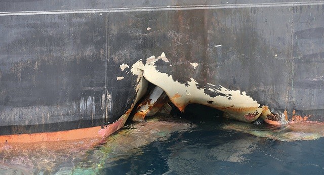 Lỗ thủng trên một con tàu bị phá hoại hôm 13/5 vừa qua