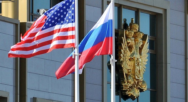 Quốc kỳ Nga và Mỹ