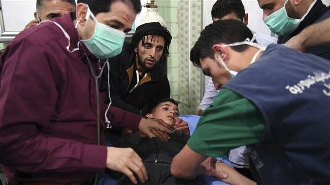 Hình ảnh các nhân viên y tế điều trị cho một cậu bé sau vụ tấn công hóa học ở Syria vào tháng 11/2018