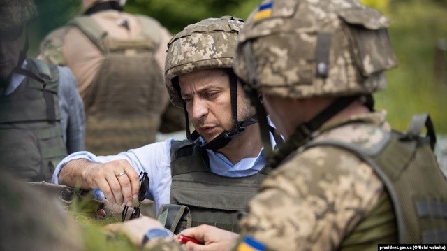 Tân TT Ukraine Zelensky tới thăm quân đội