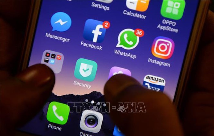 Biểu tượng Facebook và một số mạng xã hội khác trên màn hình điện thoại di động. Ảnh minh họa: AFP/TTXVN