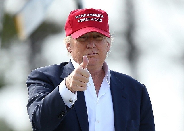 TT Mỹ Donald Trump với chiếc mũ mang khẩu hiệu "Làm nước Mỹ vĩ đại trở lại"