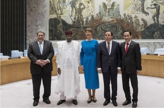 Thứ trưởng Ngoại giao Việt Nam Lê Hoài Trung (ngoài cùng bên phải) và đại diện các nước mới được bầu chọn vào Hội đồng Bảo an Liên hợp quốc