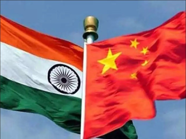 Quốc kỳ Ấn Độ và Trung Quốc (phải)