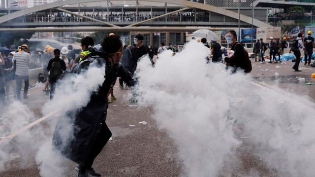 Cảnh sát xử lý người biểu tình Hong Kong