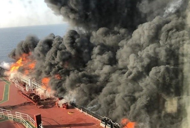 Giá dầu tăng vọt sau khi 2 tàu chờ dầu bị tấn công trên vịnh Oman 