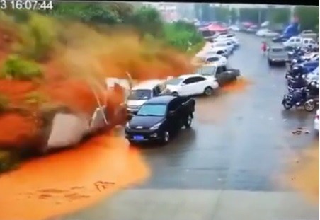 Cận cảnh lở đất kinh hoàng cuốn phăng hàng loạt ô tô ở Trung Quốc 