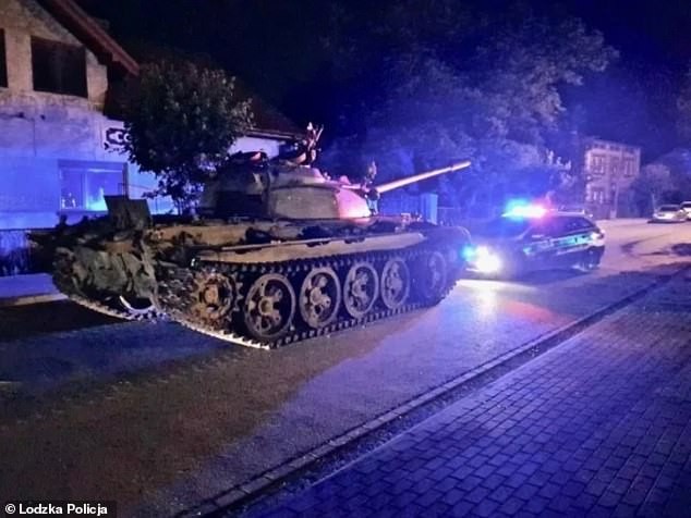 Chiếc xe tăng T-55 được lái bởi một người say rượu trên đường phố