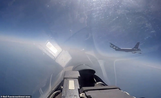 Nga công bố video chiến cơ Su-27 chặn máy bay ném bom B-52 gần biên giới