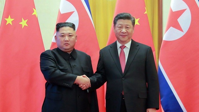 Chủ tịch Triều Tiên Kim Jong-un và Chủ tịch Trung Quốc Tập Cận Bình (phải)