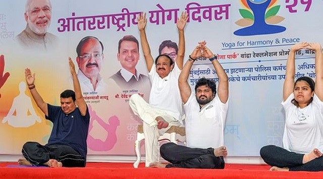 Phó TT Ấn Độ M Venkaiah Naidu (ngồi ghế) tham gia tập yoga