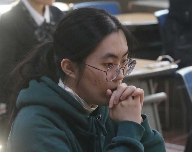Sự lo lắng của HS Hàn Quốc hiện rõ trên nét mặt
