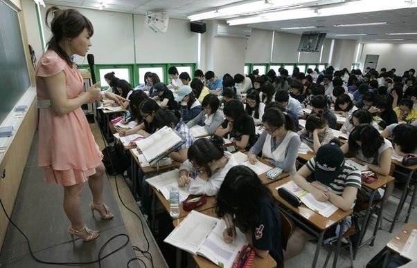 Một lớp học thêm điển hình trong mùa tuyển sinh ở Nhật Bản