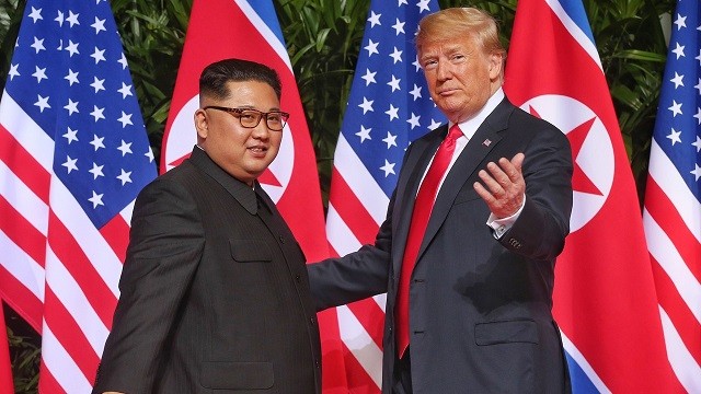 TT Mỹ Donald Trump và Chủ tịch Triều Tiên Kim Jong - un (trái)