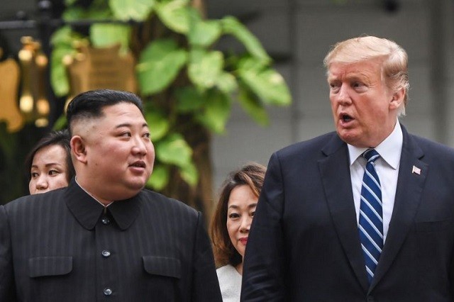  TT Mỹ Donald Trump và Chủ tịch Triều Tiên Kim Jong-un (trái)