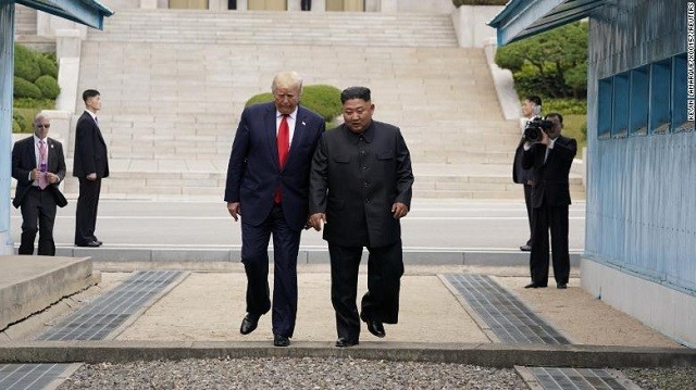 Tổng thống Mỹ Donald Trump và Chủ tịch Triều Tiên Kim Jong - un cùng bước qua đường ranh giới khu vực phi quân sự