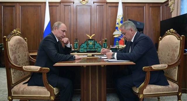 TT Nga Putin đã gặp Bộ trưởng Quốc phòng Shoigu (phải)