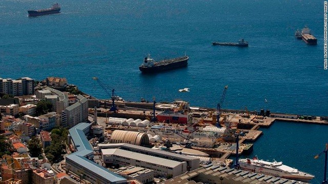 Tàu chở dầu trên biển quanh cảng Gibraltar