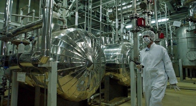 Một nhân viên tại cơ sở chuyển đổi uranium Iran