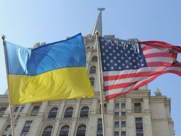 Quốc kỳ Ukraine và Mỹ (phải)