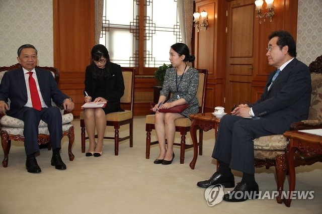 Bộ trưởng Bộ Công an Tô Lâm (bên trái) hội kiến Thủ tướng Hàn Quốc Lee Nak-yeon.