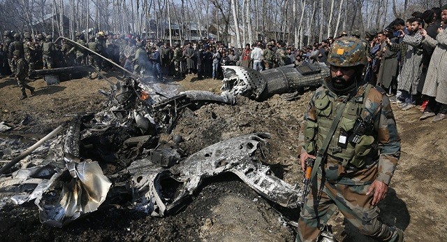 Xác một trực thăng Ấn Độ rơi ở vùng Kashmir hồi tháng 2