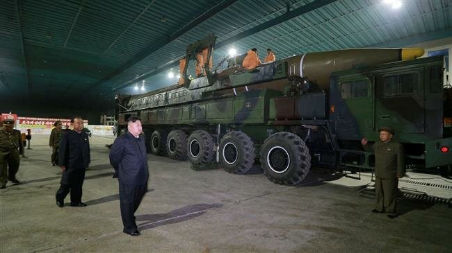 Nhà lãnh đạo Triều Tiên Kim Jong-un kiểm tra  tên lửa đạn đạo liên lục địa Hwasong-15 (ICBM)