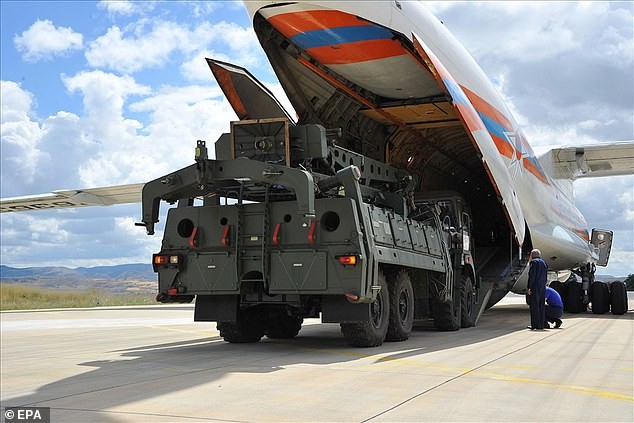 Phản ứng kỳ lạ của Mỹ khi Thổ Nhĩ Kỳ tung hình ảnh đầu tiên về việc nhận “rồng lửa” S-400