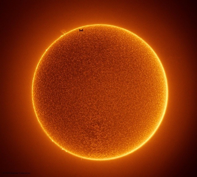 Hình ảnh ISS trên nền Mặt trời