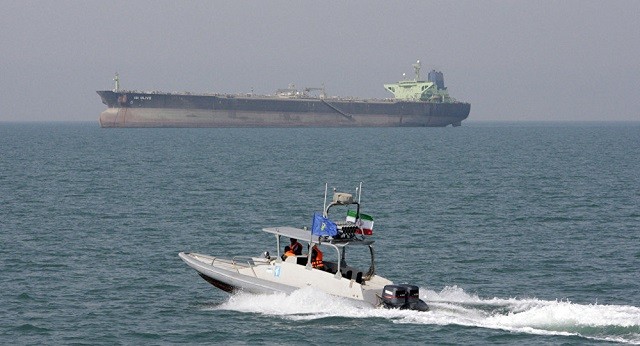 Thuyền cao tốc của Lực lượng Bảo vệ cách mạng Iran tiến đến gần một tàu chở dầu