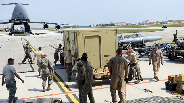 Phi công từ Phi đội 436 và Phi đội cơ động 724 tải hàng hóa lên máy bay Siêu thiên hà C-5 tại Căn cứ không quân Aviano, Italy, ngày 8 tháng 8 năm 2015. Ảnh chụp ngày 8/8/2015. © Reuters 