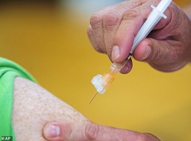Việc tiêm vaccine sởi được thực hiện tại phòng khám tiêm phòng sởi miễn phí tại thành phố Pittsburg của Mỹ