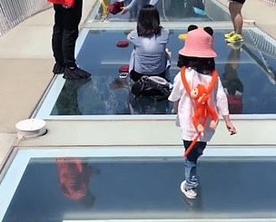 Xem bé gái 3 tuổi bước trên cây cầu khiến người lớn sợ hãi