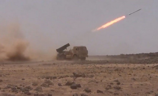 Lực lượng Quân đội Syria Tự do (được Mỹ hậu thuẫn) bắn tên lửa Grad về phía Quân đội Syria